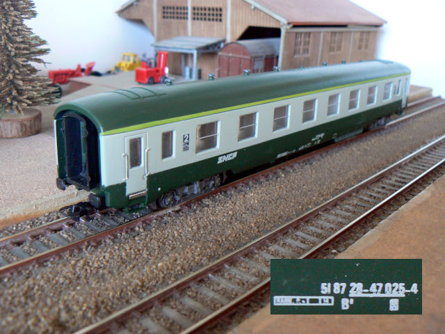 Lima réf. 309104K voiture B⁸ 50 87 28-47 025-4 SNCF type DEV AO