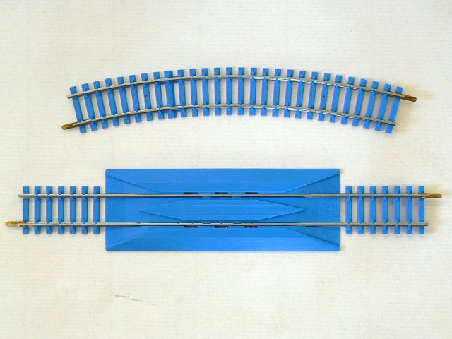 Jouef « New rails » curved and re-railer straight track sections with light blue sleepers