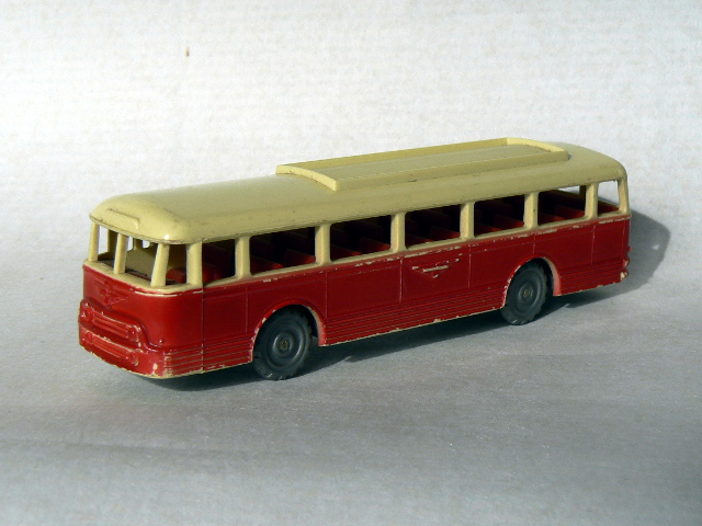 Jouef car SNCF Chausson jaune avec galerie roues grises